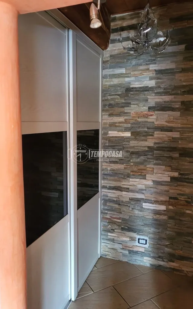 Esik - Three-Bedroom Apartment with Private Parking in Malnate