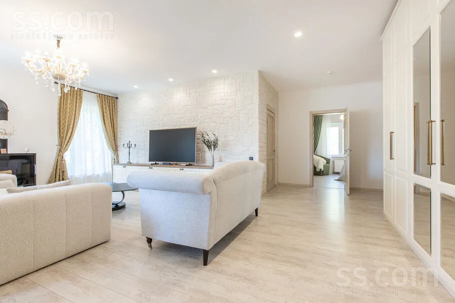 Elutuba - 3-Bedroom Apartment with Balcony in Spilve