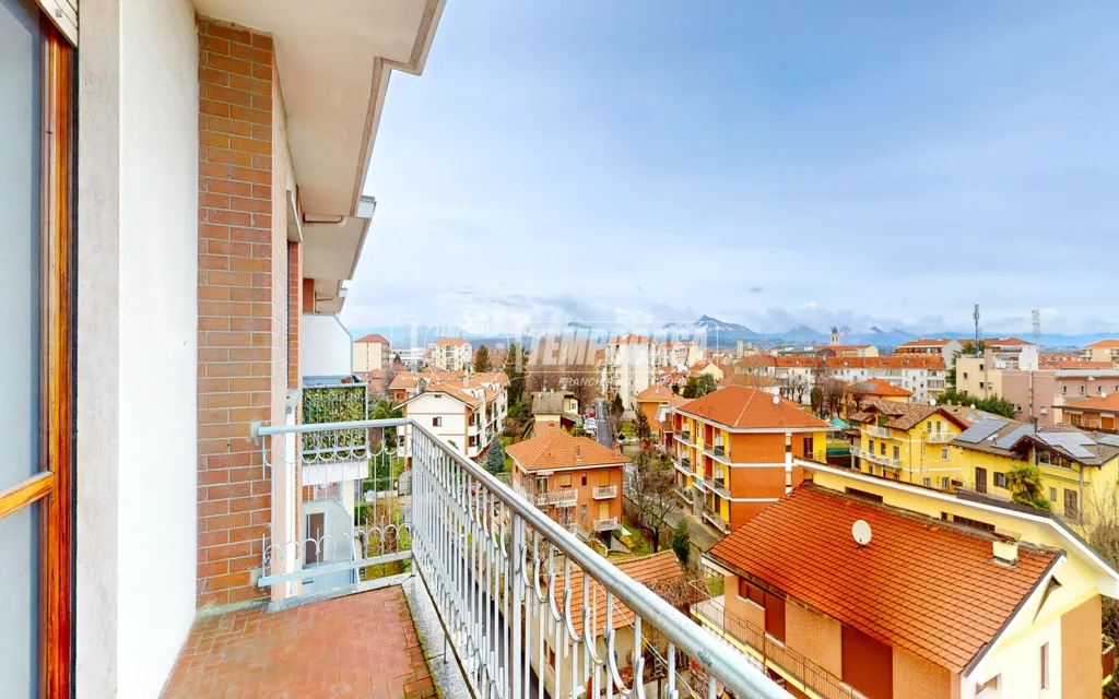 Rõdu - Three-Bedroom Flat with Panoramic View in Orbassano