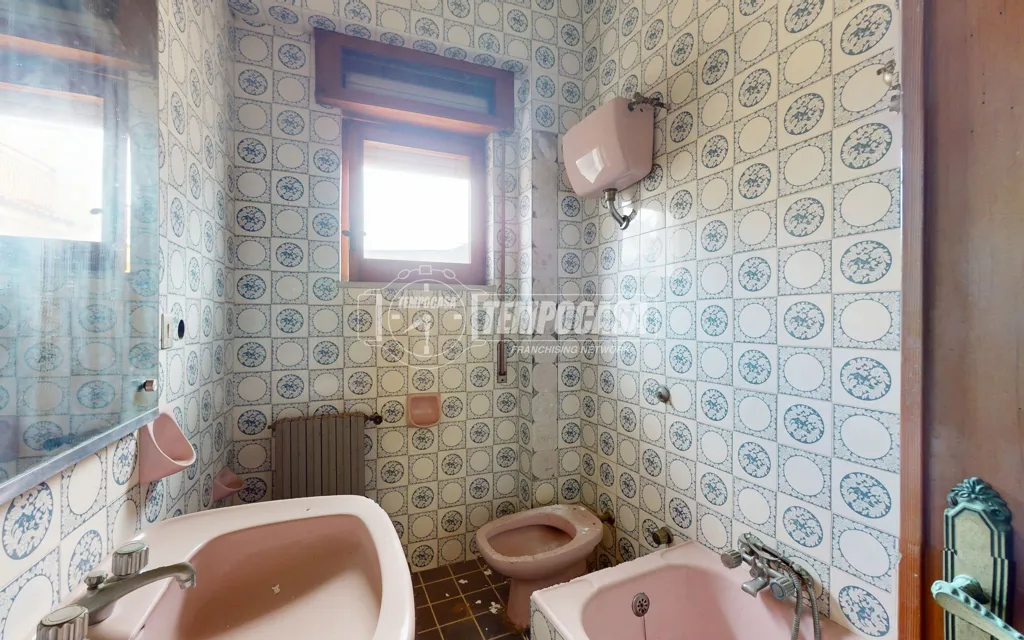 Bagni - Palazzo with Courtyard in Lusciano Centre
