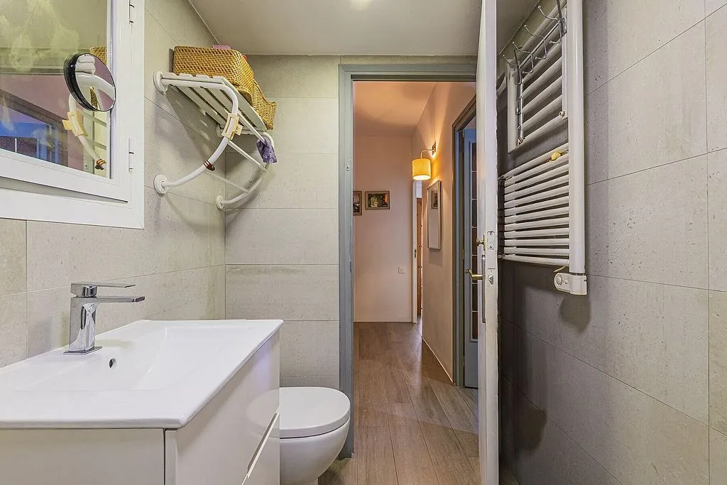 Vannitoad - Apartment with Potential in Sant Antoni, Barcelona