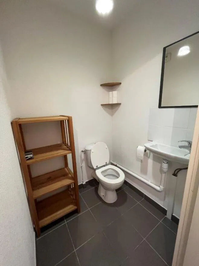 Salles de bain - Appartement Meublé avec Balcon et Garages à Proximité de Grand Clément