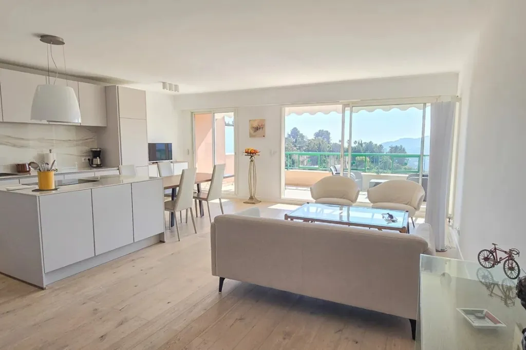 Séjour - Appartement de 4 Pièces avec Terrasse Panoramique à Mandelieu