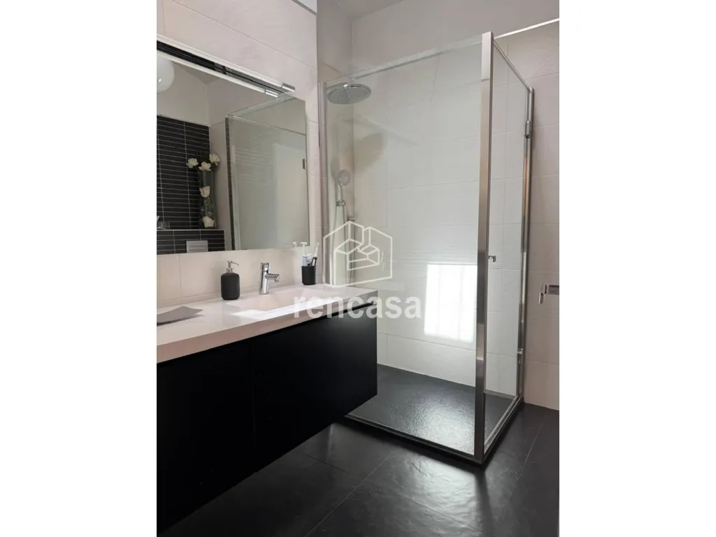 Vannitoad - South-Facing Duplex Apartment with Balcony in Prat de la Riba