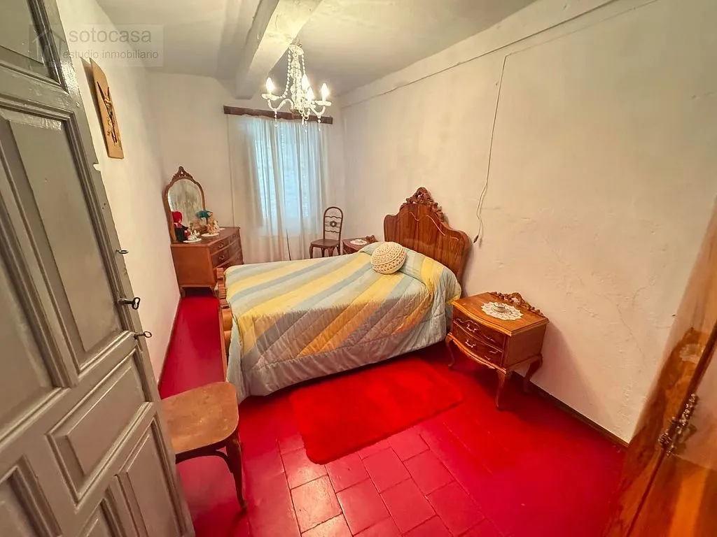 Magamistoad - Six-Bedroom House with Large Plot in Renedo de Esgueva