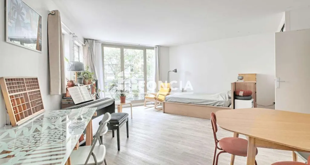 Séjour - Studio Transformable en 2P avec Balcon à Tram Jean Moulin