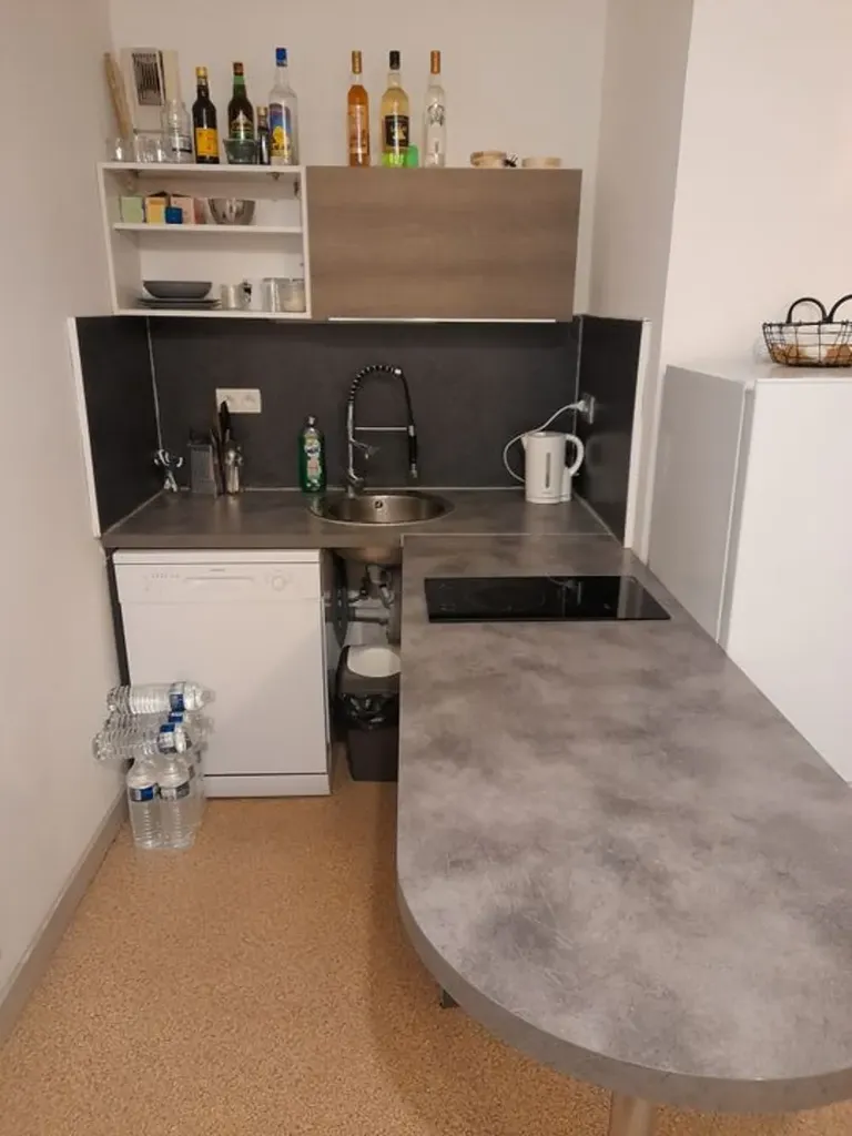 Cucina - 2-Bedroom Apartment with Parking in Laval