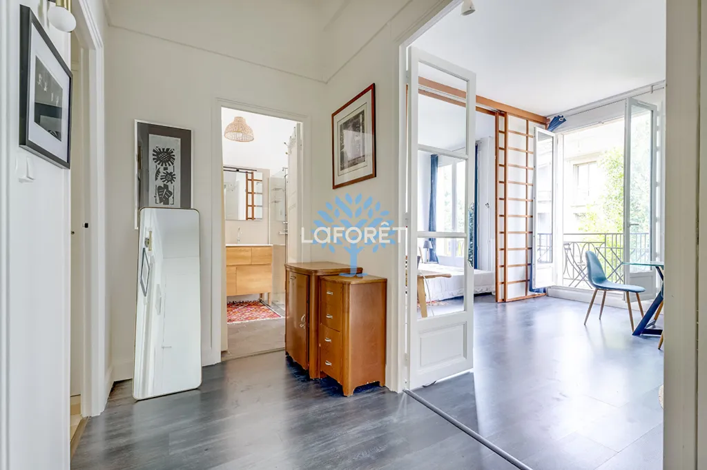 Esik - 2-Bedroom Parisian Flat with Balcony