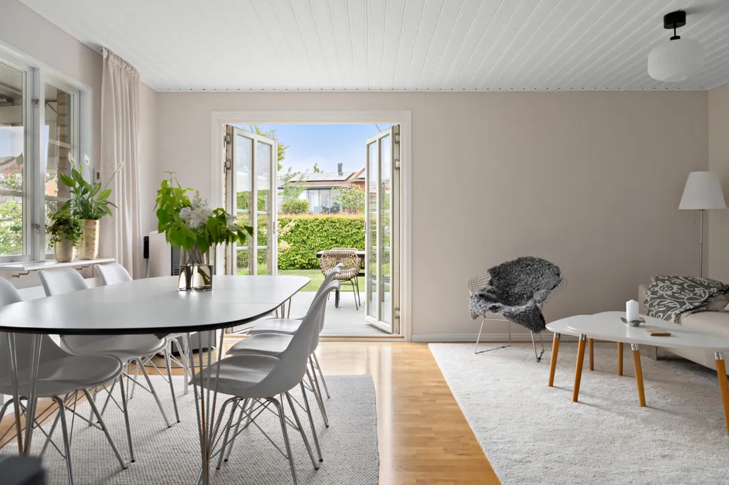 Söögituba - Corner Plot Villa with Garden in Västerdala
