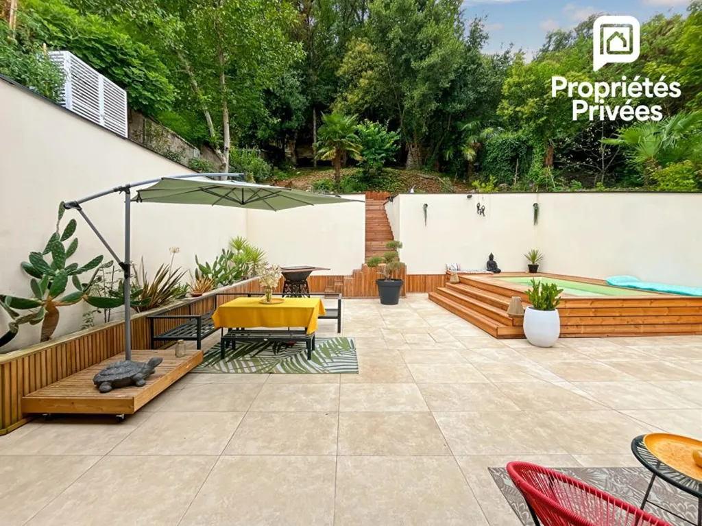 Piscine - Maison en Pierre avec Piscine à Cambes