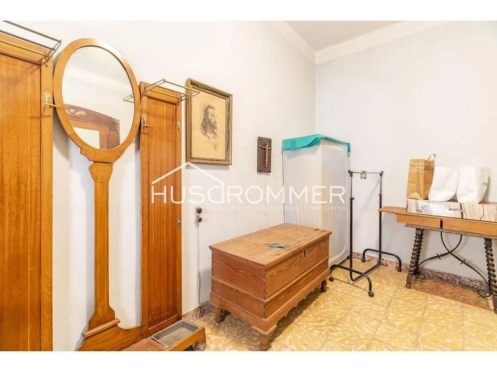 Esik - Dual-Unit Property with Central Location in Vila-real