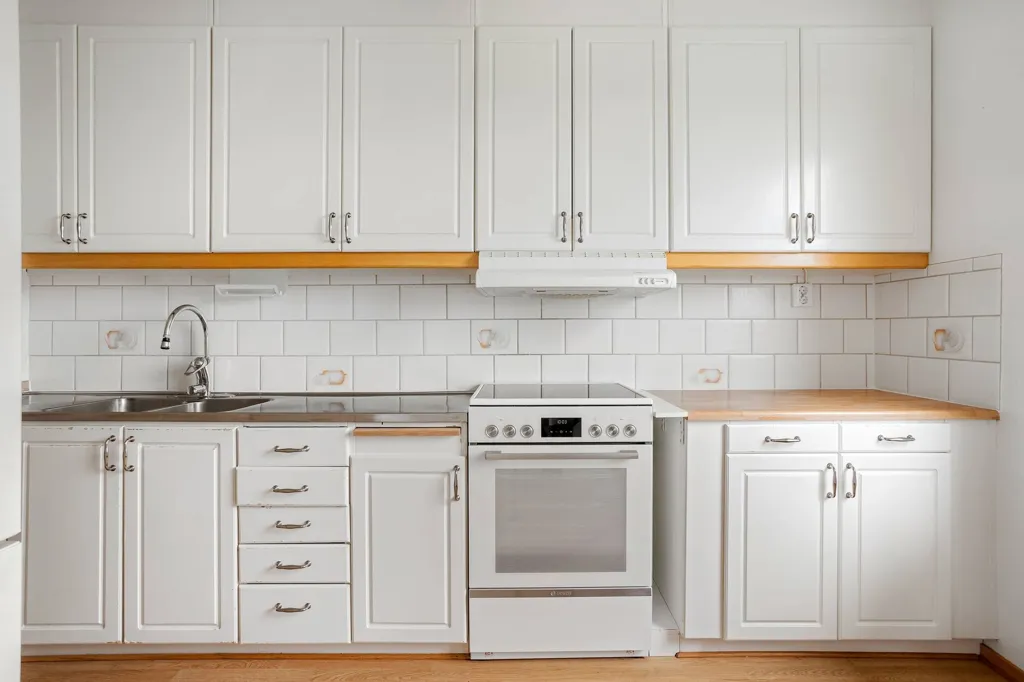 Cuisine - Spacious 2nd Floor Flat with Balcony in Sunny Location