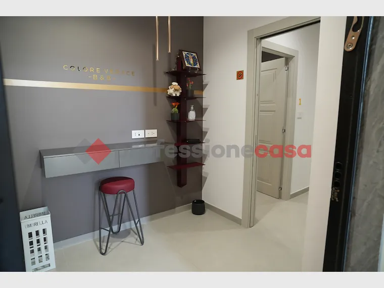 Esik - Central Apartment with Balcony in Pompei