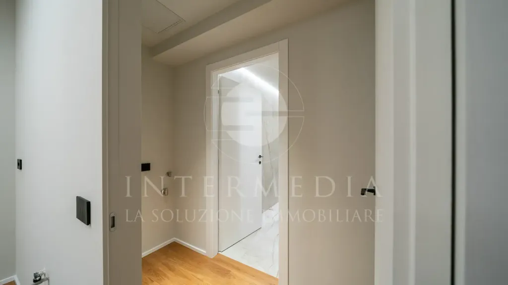 Esik - Rusticated Flat with Balcony in Brescia