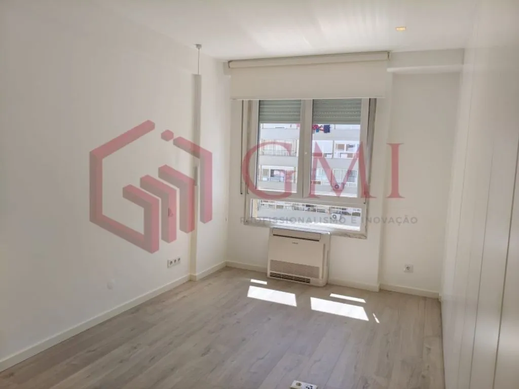 Pièces - Luxury Flat with Private Box in Loures