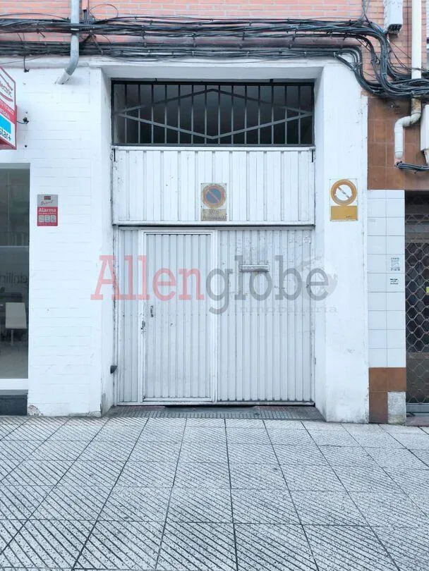 Välivaade - Garage with Automatic Gate in Oviedo