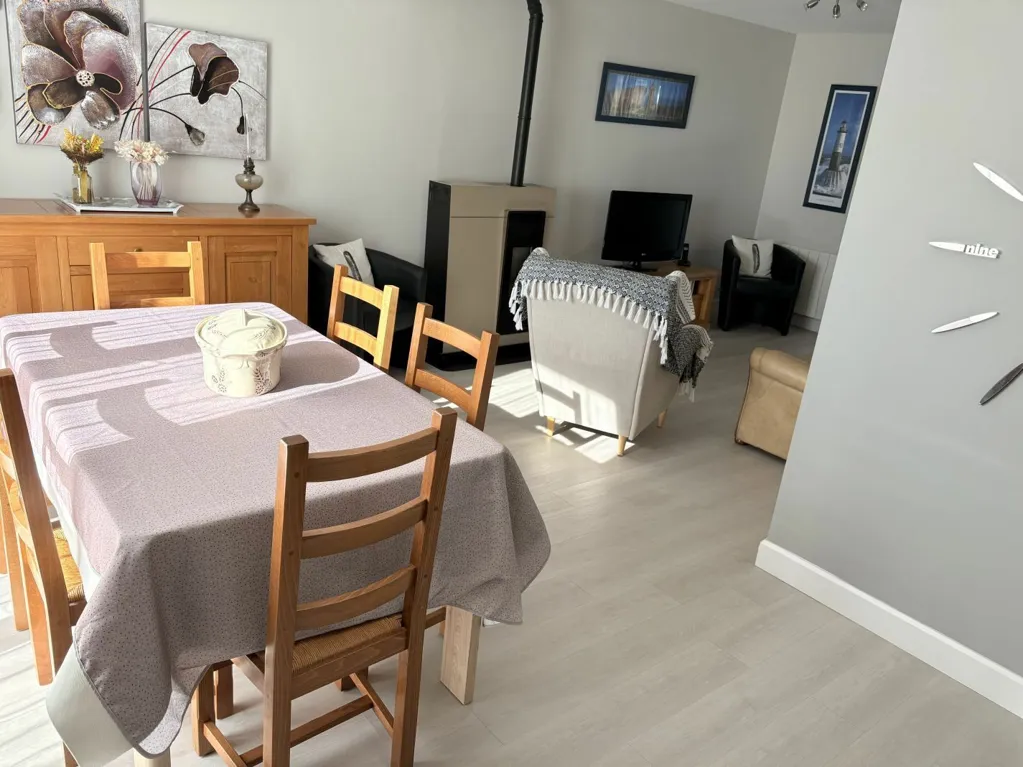 Salle à manger - Maison Traditionnelle avec Jardin près du Centre