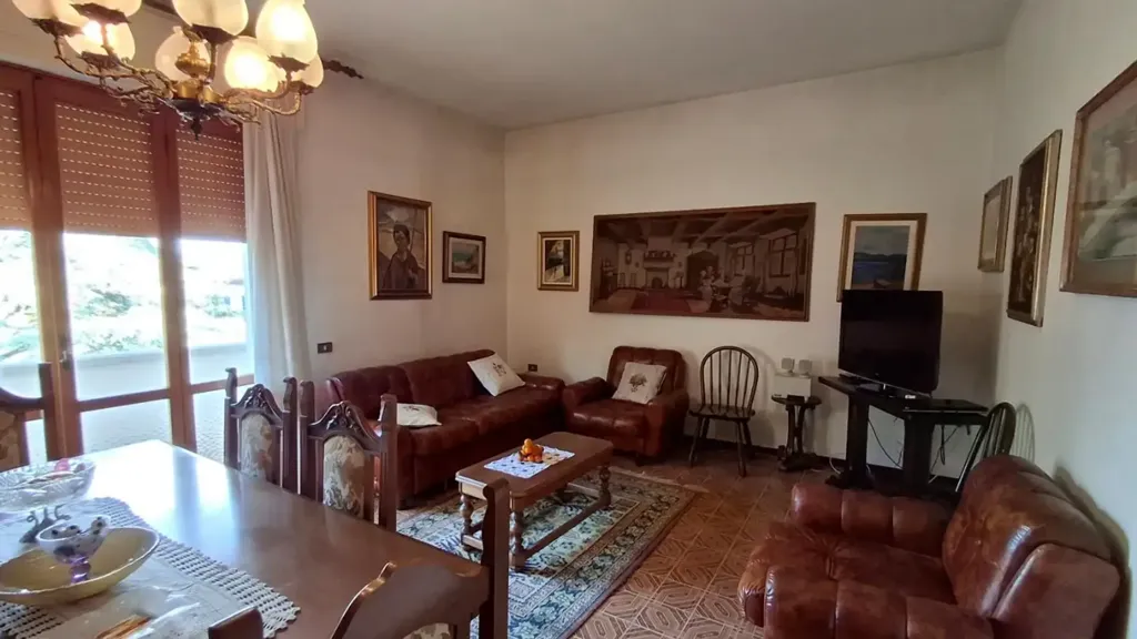 Living Room - Spacious Apartment with Terrace in Empoli