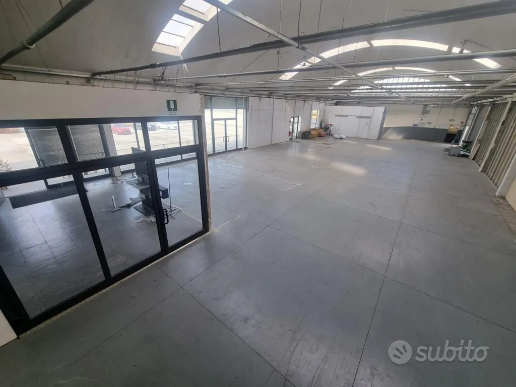 Pièces - Industrial Warehouse with Parking in Pistoia