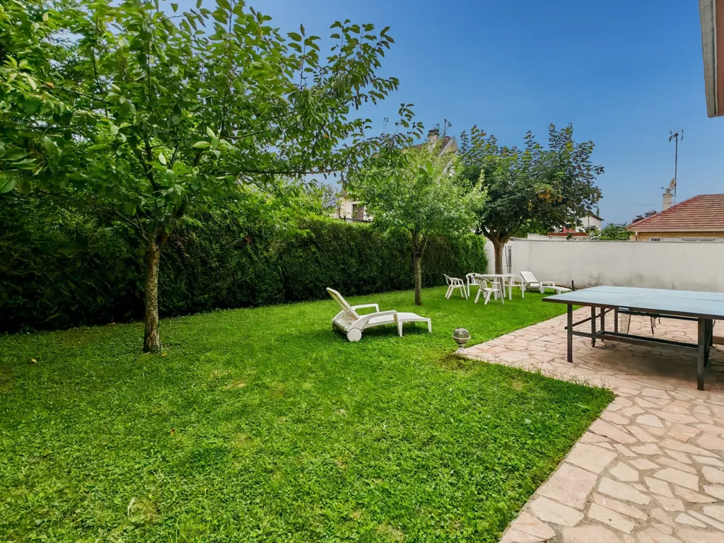 Aed - House with Garden in Quiet Gagny