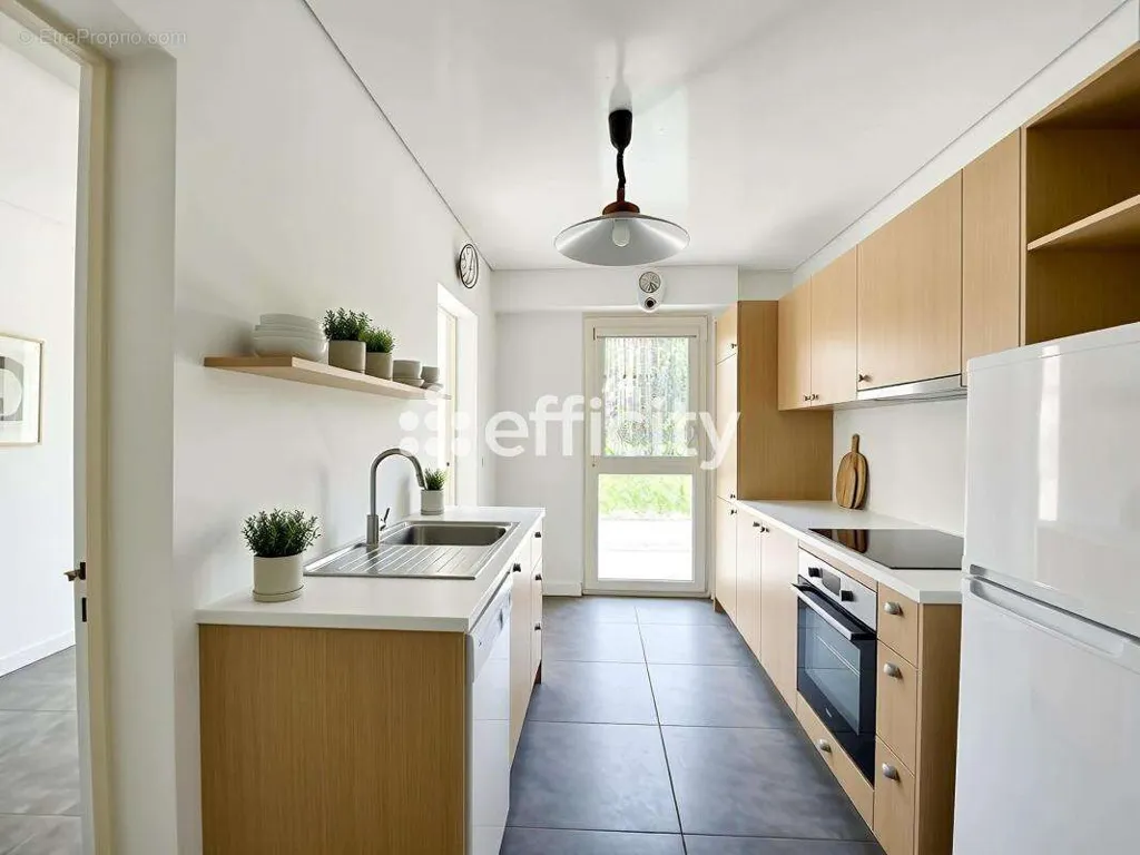 Köök - Apartment with Balcony and Terrace in Eaubonne