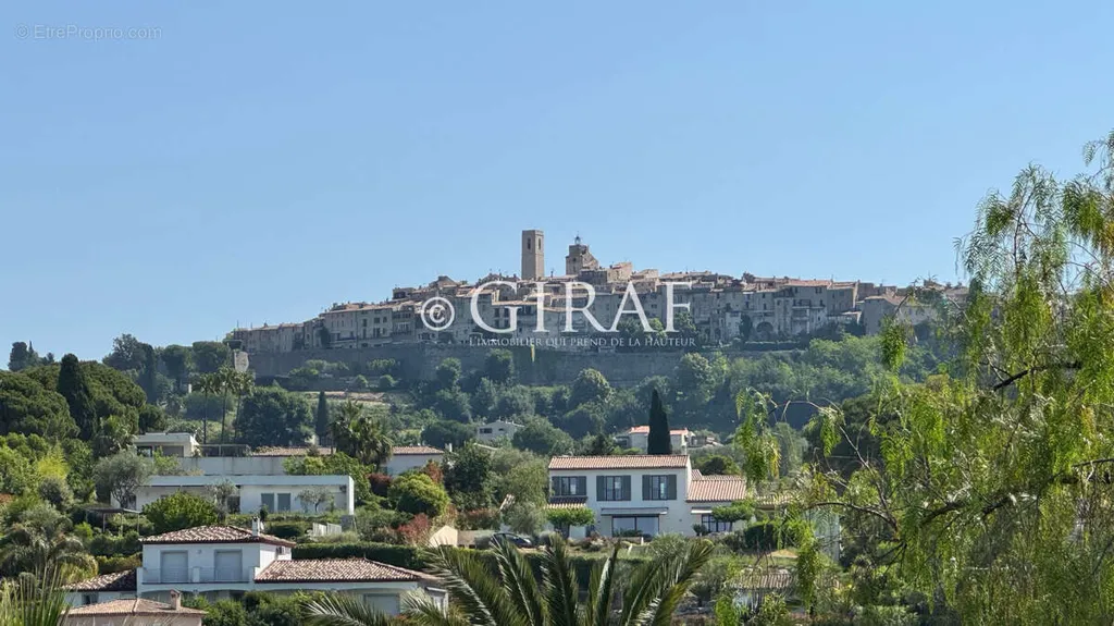 Mediterranean Villa with Pool in Residenial Area