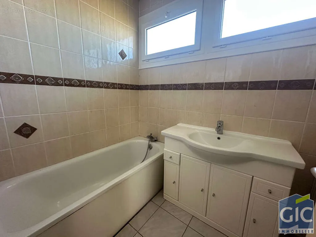 Vannitoad - Large 2-Bed Flat with Panoramic View in Herouville