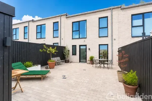 Garden - Modern End-Terrace House in Smørumnedre