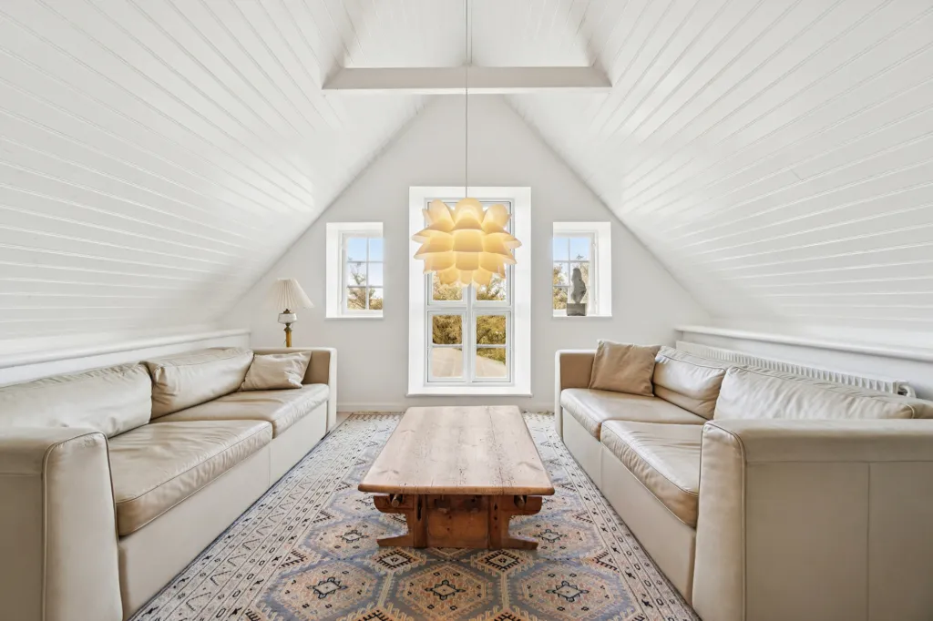 Pièces - Conservation-Grade Lighthouse Farmhouse on West Coast
