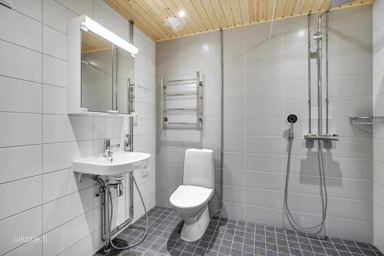 Salles de bain - Modern Apartment with Balcony in Finnoo, Espoo