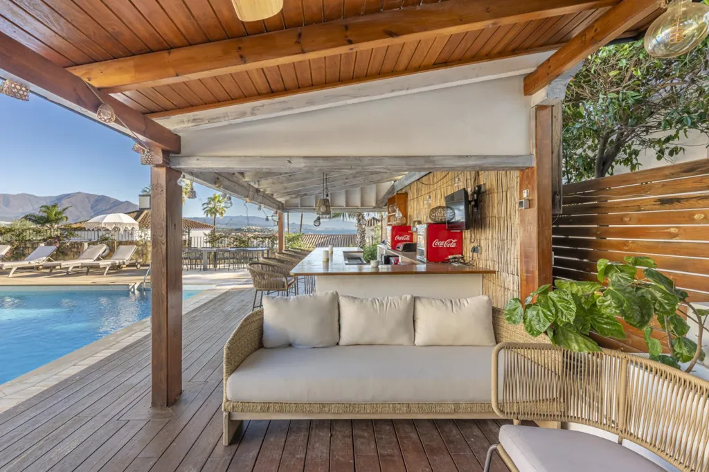Piscine - Refurbished Villa with Sea Views in La Duquesa