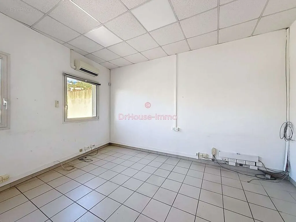 Pièces - Local Professionnel avec Visibilité à Marseille 15e