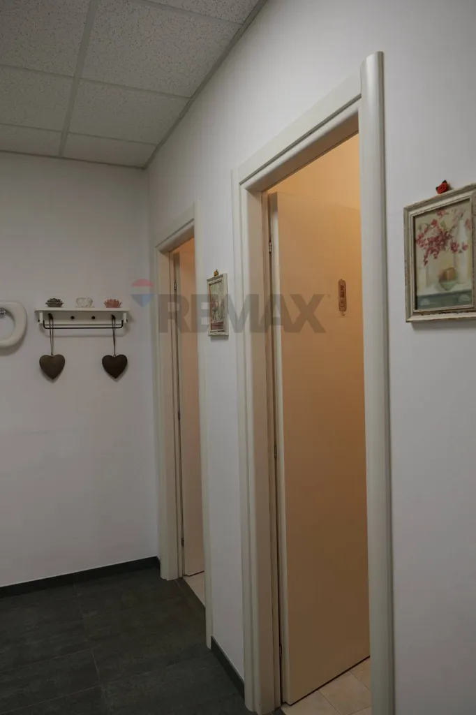 Hallway - Professional Space with Parking in Rovereta