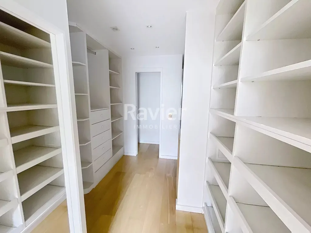 Rooms - Two-Bedroom Apartment with Balcony in Paris