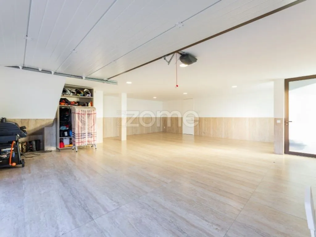 Garage - Contemporary House with Pool in Cabreiros, Braga