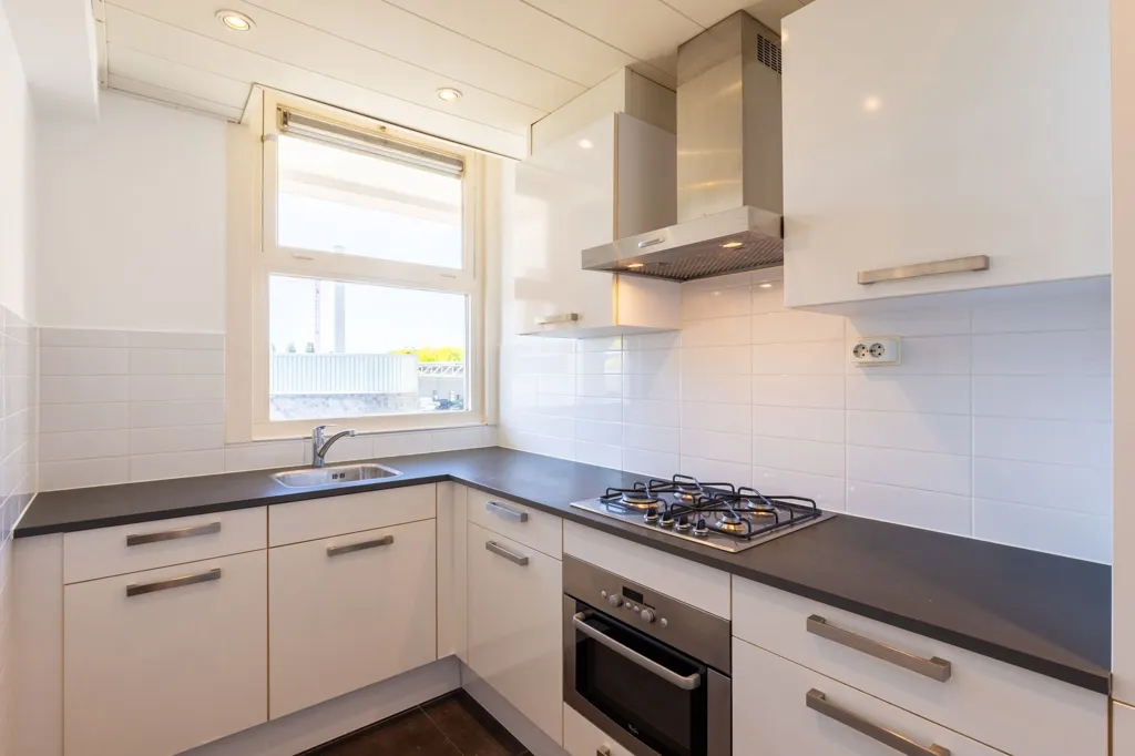 Kitchen - 3-Bedroom Apartment with Balcony in Arnhem