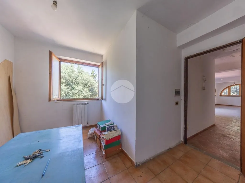 Bureau - Versatile Villa with Olive Grove in Guidonia Montecelio