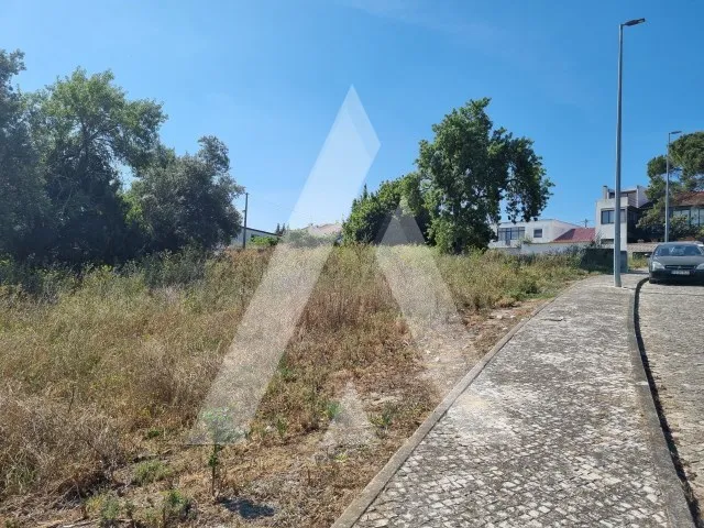Land Plot for Housing with 676 m² in Cartaxo