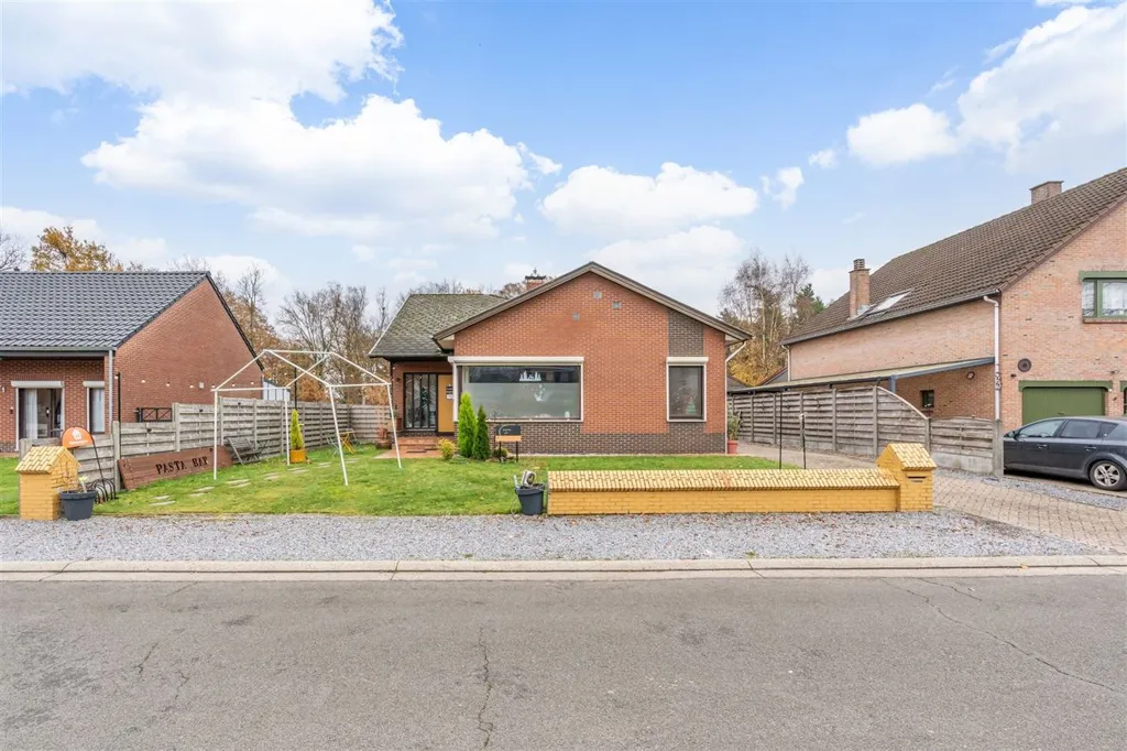 Extérieur - Maison Split-Level avec Jardin à Pelt