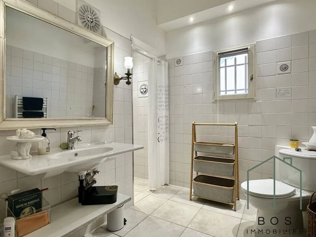Salles de bain - Maison de Luxe avec Piscine à Alleins