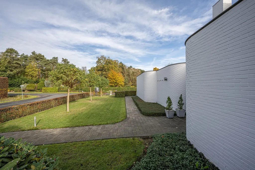 Aed - Villa with Pool in Quiet Green Area