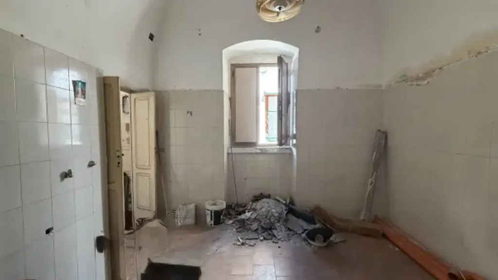 Toad - Terraced House for Renovation in Central Bari