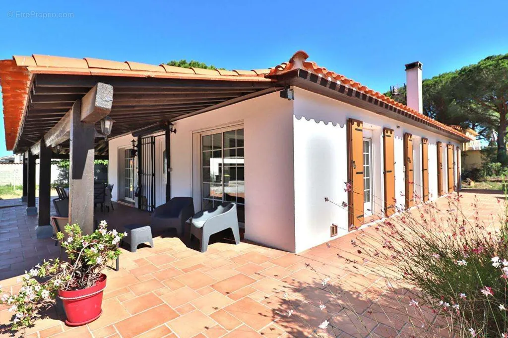 Terrass - Villa with Pool and Dependence in Pia