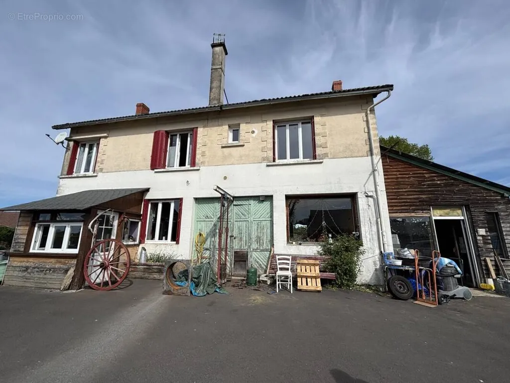 Extérieur - Maison à Lanobre avec Deux Appartements et Jardin