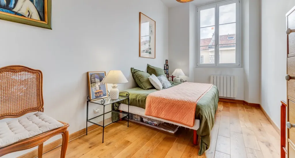 Magamistoad - Renovated 2-Bedroom Apartment in Nice Centre