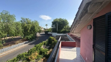 Rõdu - Brightly Laid-Out Apartment with Terrace in Mascalucia