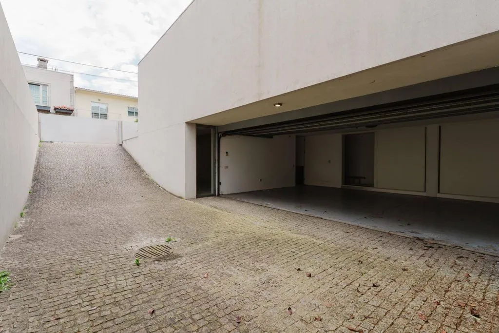Garage - Contemporary Villa with Pool in Este, Braga