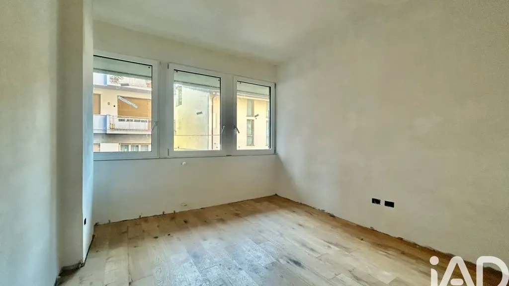 Pièces - Modern Triplex with Balcony in Florence