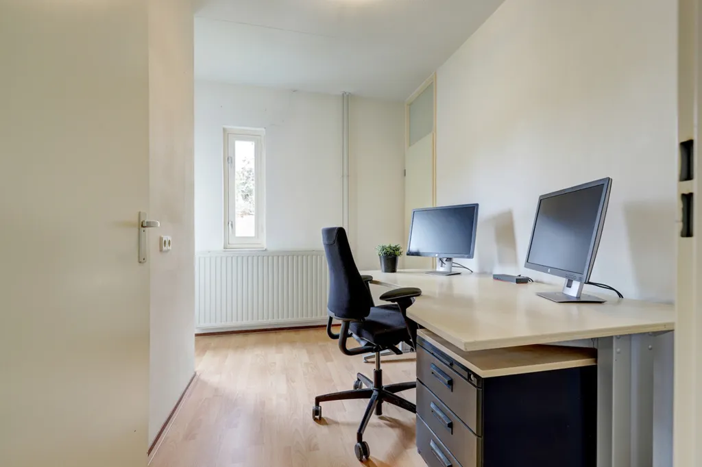 Bureau - Spacious Apartment with South-Facing Balcony in Baarlo