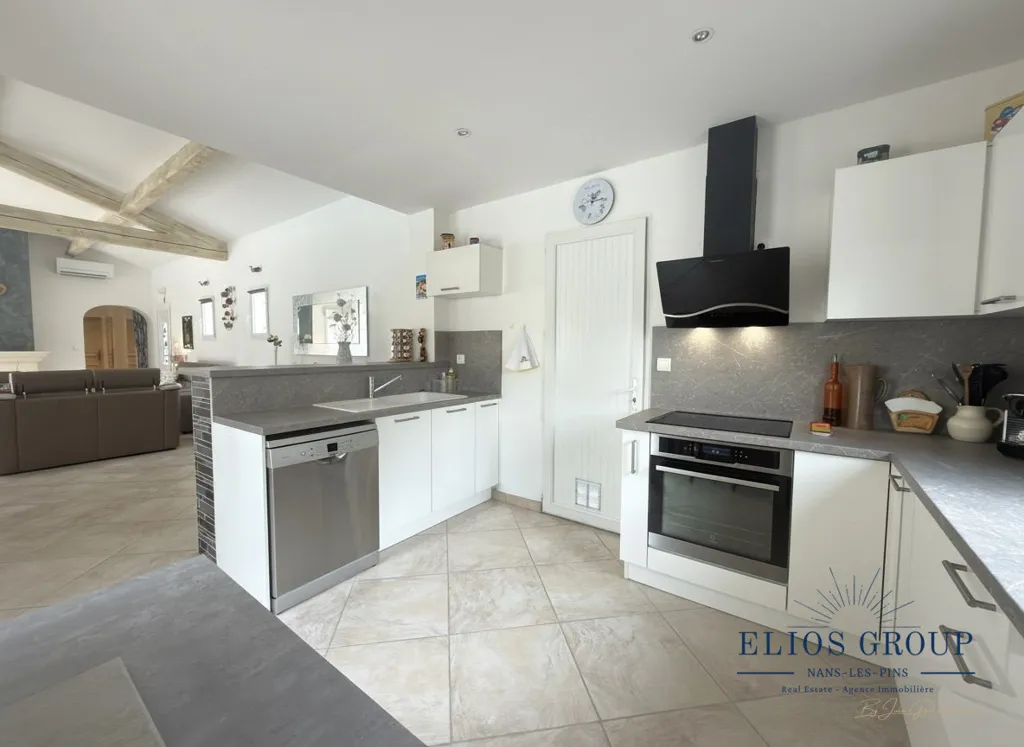 Cucina - Villa with Panoramic View in Nans-les-Pins